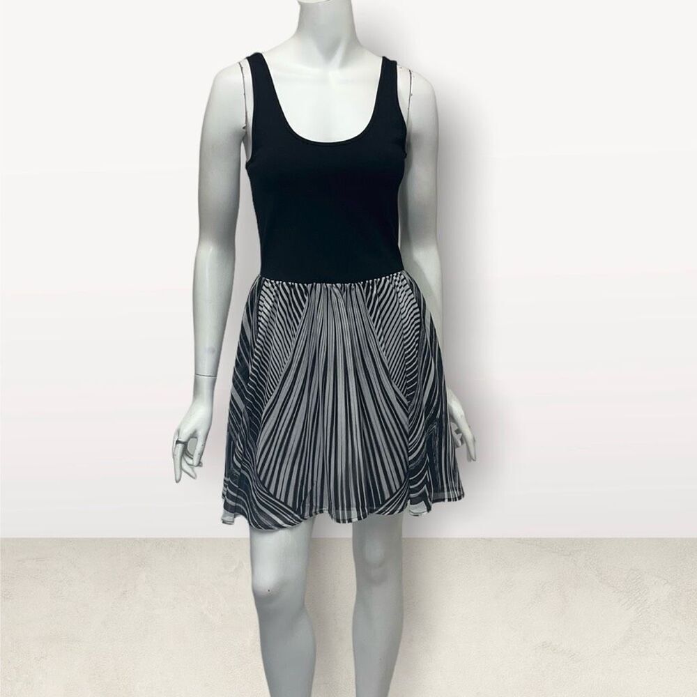 Buffalo David Bitton Black & White Fit N Flare Geometric Phidelic Bottom Tank To
